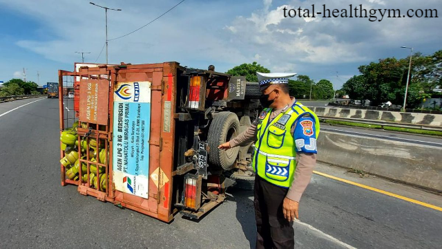 Berita ViralTruk Muatan Gas Melon Terbalik di Tol Japek Lalin